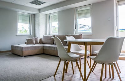 Location d’un appartement meublé et spacieux de 3 pièces, 86 m², près du centre-ville, Nouveau Belgrade, Serbie